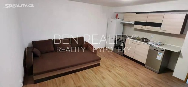 Pronájem bytu 1+kk 25 m² nám. 3. května, Otrokovice