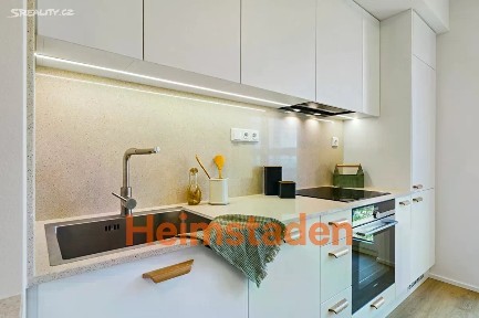 Pronájem bytu 3+1 62 m² Vrbenského, Praha - Holešovice