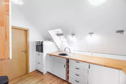 Pronájem bytu 3+kk 75 m² Domažlická, Praha - Žižkov