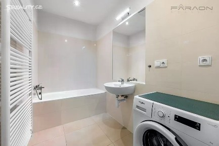 Pronájem bytu 1+kk 37 m² 28. pluku, Praha - Vršovice