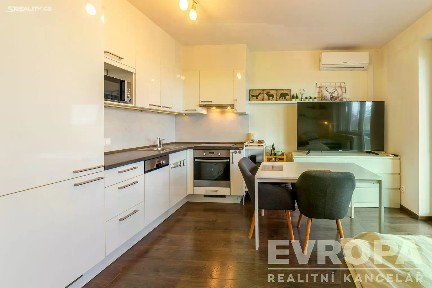 Pronájem bytu 1+kk 32 m² Dubeckého, Praha - Dubeč