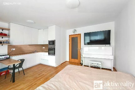Pronájem bytu 1+kk 38 m² Provázkova, Praha - Modřany