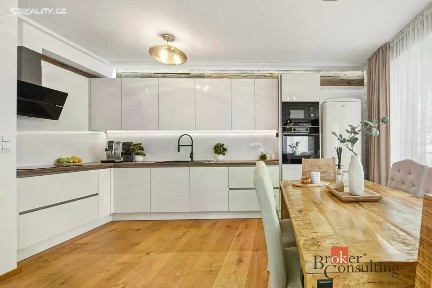 Prodej bytu 3+kk 92 m² U Sportovní školy, Pardubice - Ohrazenice