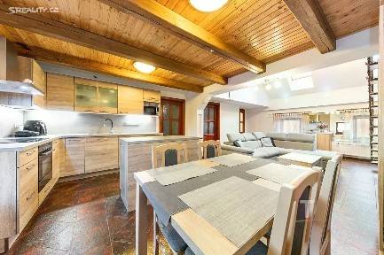 Prodej rodinného domu 416 m², pozemek 690 m²