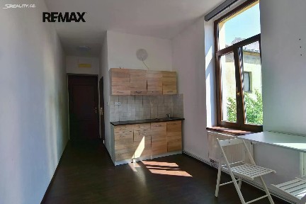 Pronájem bytu 1+kk 18 m² Husovo náměstí, Rakovník - Rakovník I