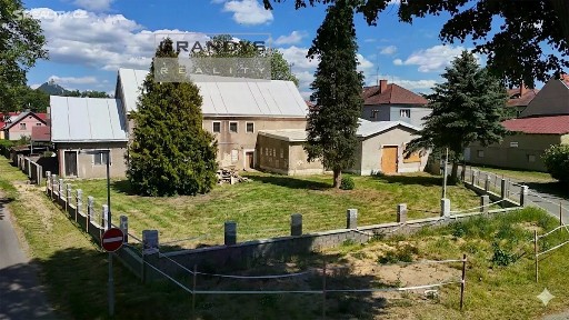 Prodej rodinného domu 630 m², pozemek 1391 m² Okna