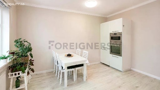 Pronájem bytu 1+1 52 m² Chlumova, Praha - Žižkov