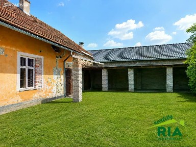 Prodej rodinného domu 360 m², pozemek 632 m²