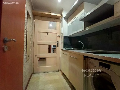 Pronájem bytu 1+kk 16 m² Jeseniova, Praha - Žižkov