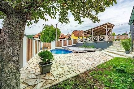 Prodej rodinného domu 234 m², pozemek 521 m²