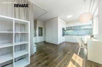 Pronájem bytu 1+kk 30 m² V Honech, Klecany