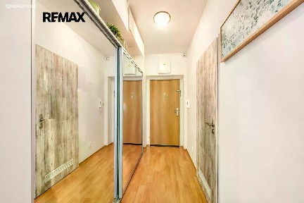 Pronájem bytu 1+kk 35 m² Pod Nouzovem, Praha - Kbely