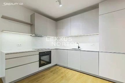 Pronájem bytu 2+kk 57 m² Stejnosměrná, Praha - Vysočany
