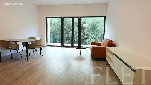 Pronájem bytu 1+kk 36 m² Hartigova, Praha - Žižkov