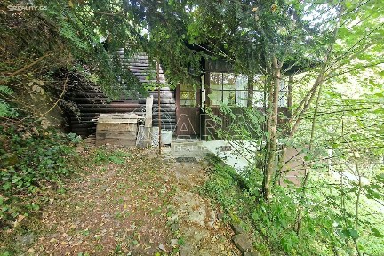 V Dolečku, Černolice