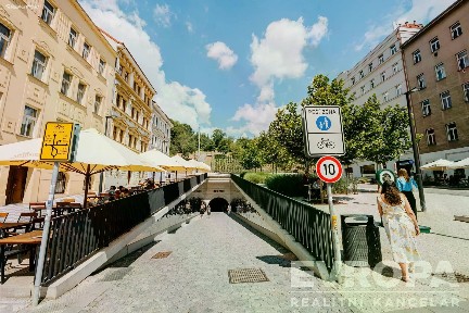 Pronájem bytu 2+1 67 m² Husitská, Praha - Žižkov
