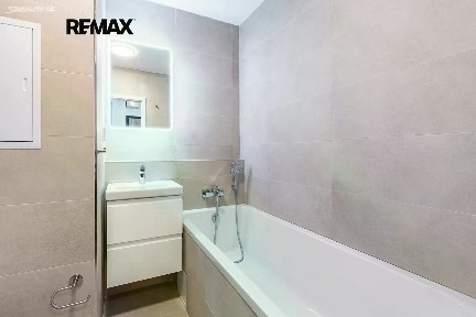 Pronájem bytu 1+kk 29 m² Květnového vítězství, Praha - Háje