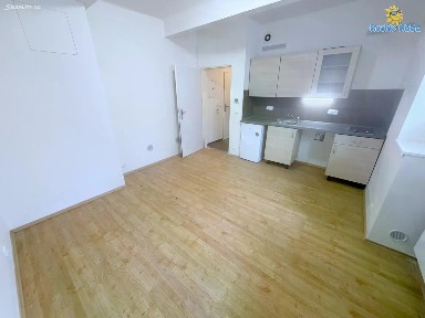 Pronájem bytu 1+kk 26 m² U družstva Ideál, Praha - Nusle