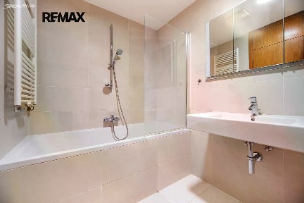 Pronájem bytu 1+kk 44 m² Pitterova, Praha - Žižkov
