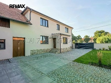Prodej rodinného domu 478 m², pozemek 955 m²