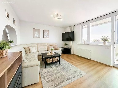Pronájem bytu 3+1 70 m² Školská, Pardubice - Ohrazenice