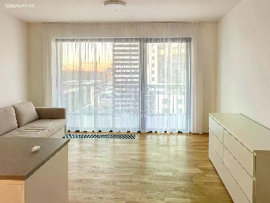 Pronájem bytu 1+kk 34 m² Mezi Vodami, Praha - Modřany