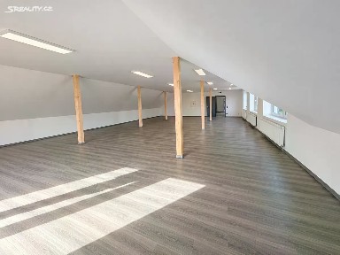 Pronájem kanceláře 323 m²