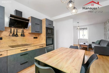 Prodej činžovního domu 487 m² Školní náměstí, Hostomice