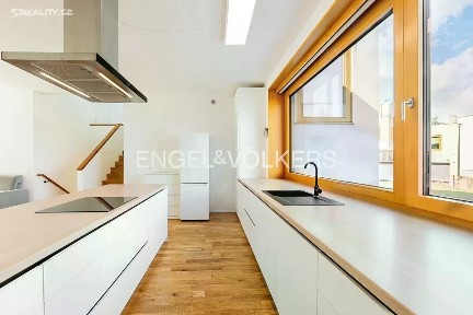 Pronájem rodinného domu 219 m², pozemek 341 m²