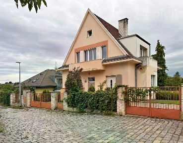 Prodej rodinného domu 260 m², pozemek 566 m²