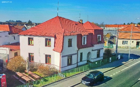 Hradecká, Holice