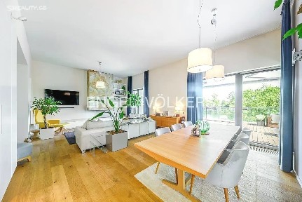 Pronájem bytu 6 pokojů a více 267 m²