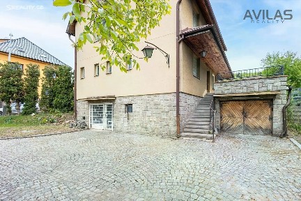Prodej rodinného domu 318 m², pozemek 612 m²