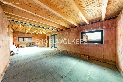 Prodej rodinného domu 240 m², pozemek 913 m²