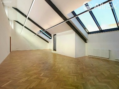 Pronájem kanceláře 196 m²