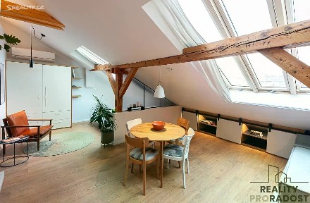 Pronájem bytu 1+kk 52 m²