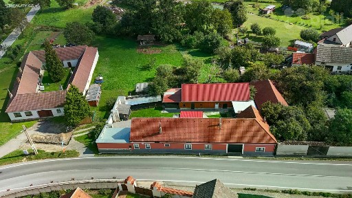 Prodej rodinného domu 240 m², pozemek 2125 m²