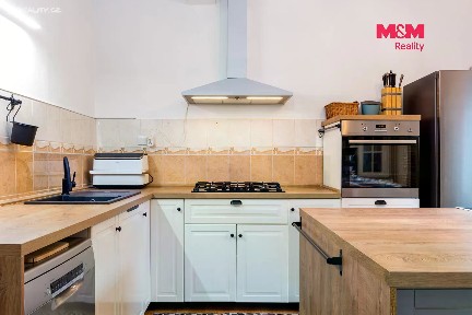 Prodej rodinného domu 309 m², pozemek 875 m²