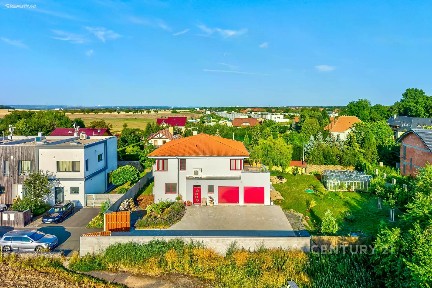 Pronájem rodinného domu 246 m², pozemek 1219 m²
