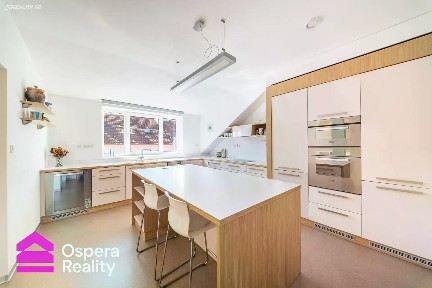 Prodej rodinného domu 630 m², pozemek 334 m²