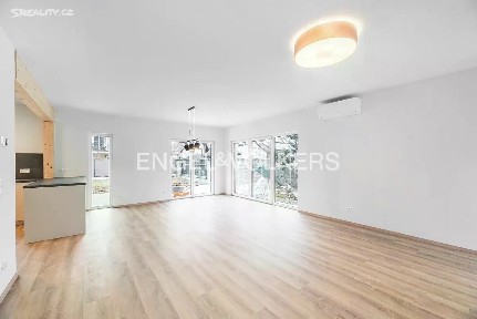 Pronájem rodinného domu 167 m², pozemek 662 m²